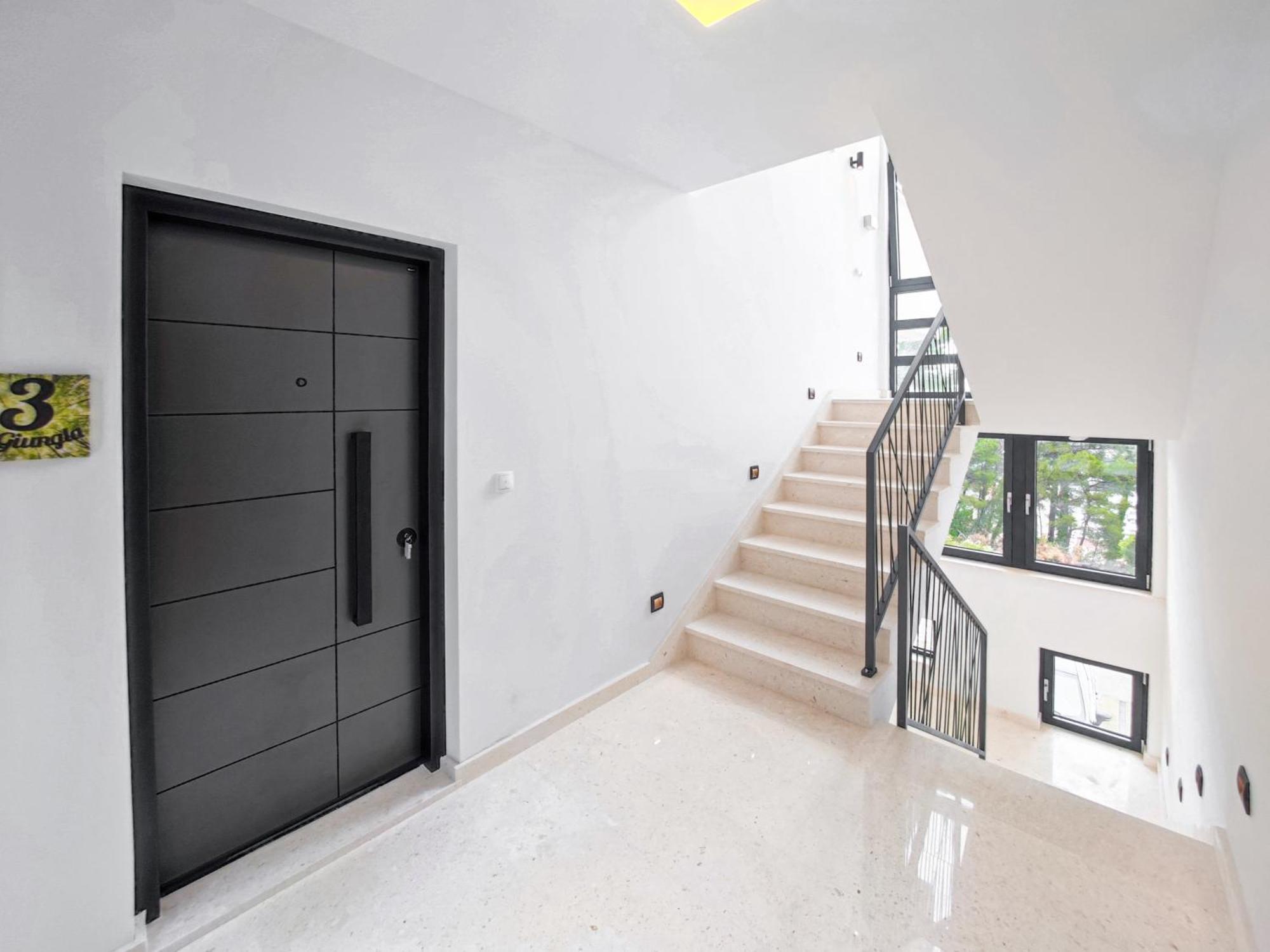 Sunnyside Luxury With Free Parking And Swimming Pool Apartment *