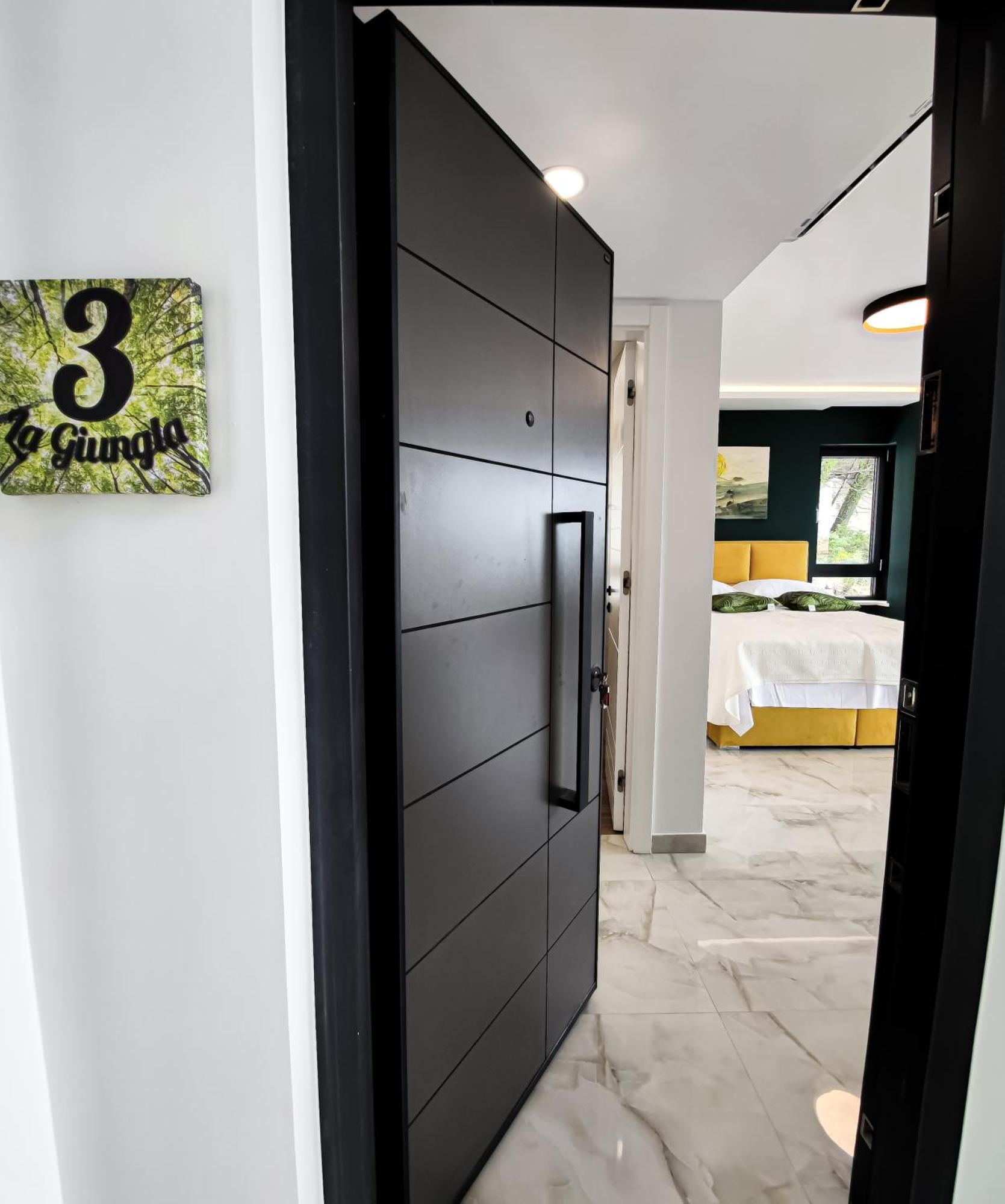 Sunnyside Luxury With Free Parking And Swimming Pool Apartment